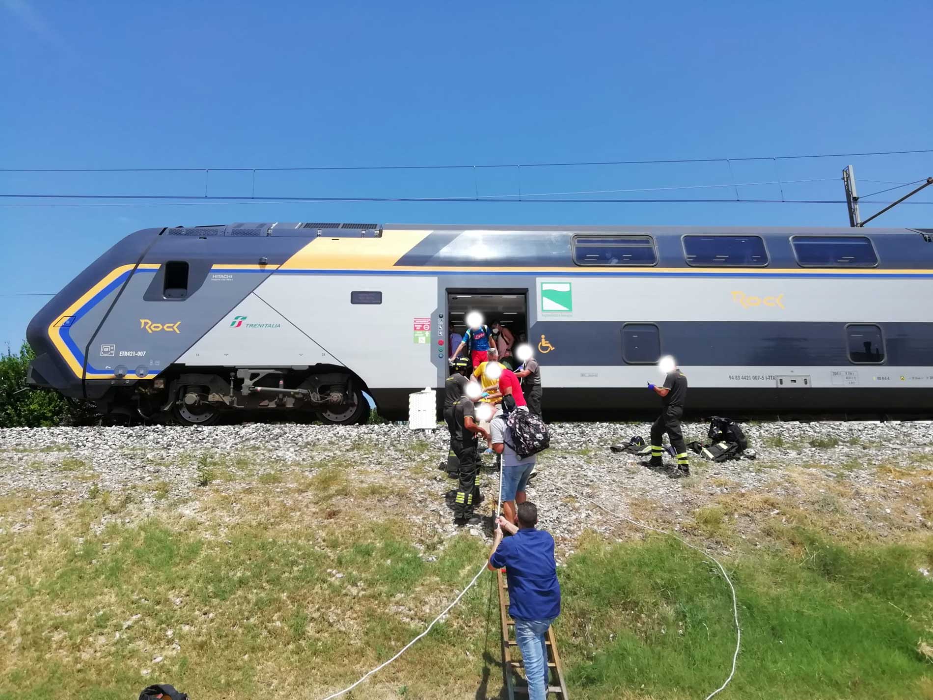 Tragedia sui binari: uomo sotto al treno