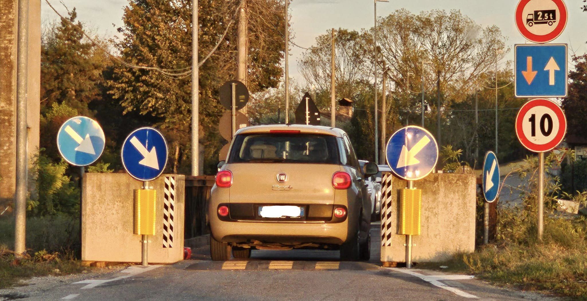 “Le auto non ci passano”: montano le polemiche sul ponte di via Fenili