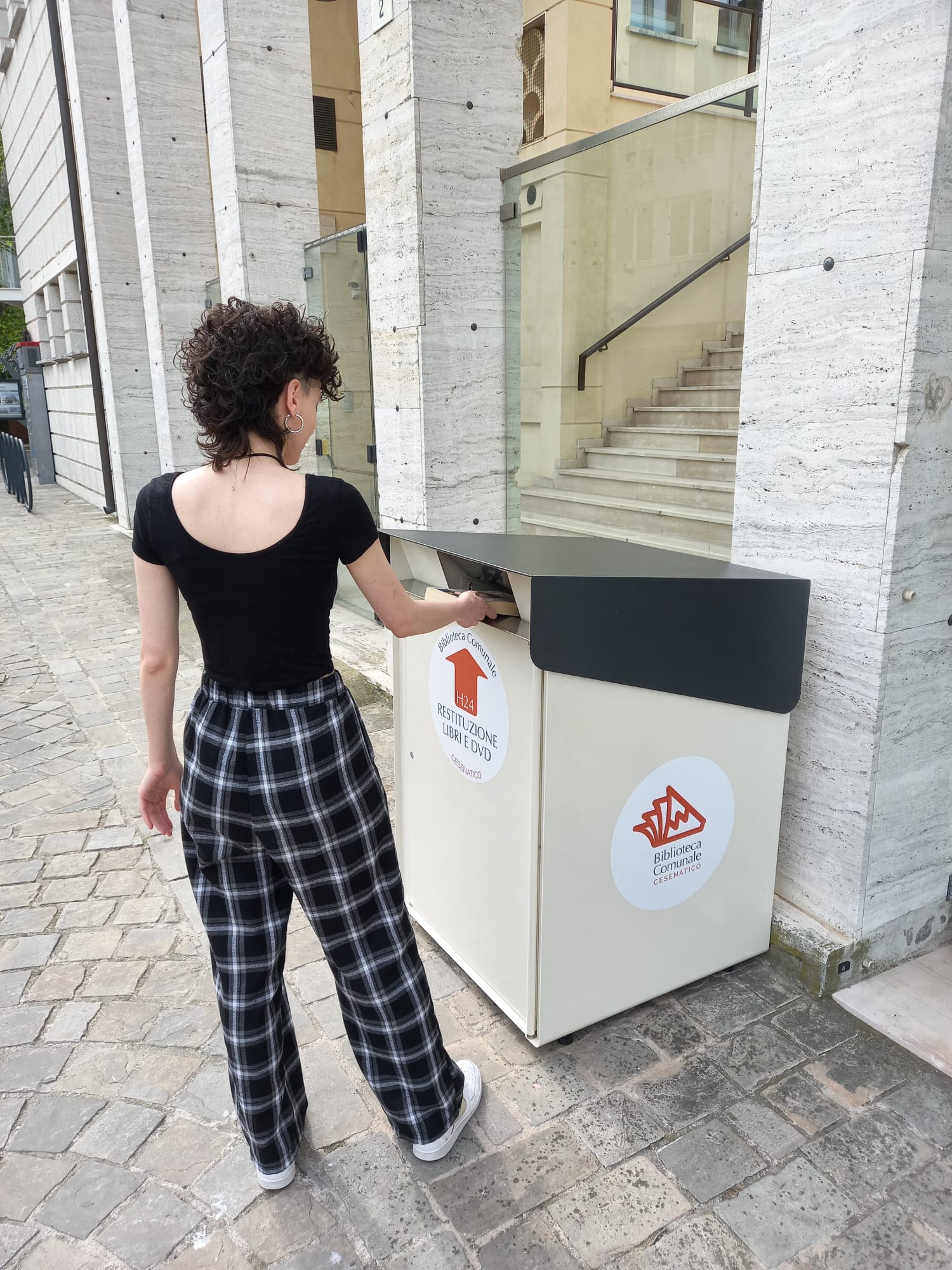 Alla biblioteca Comunale arriva il nuovo box per la restituzione dei libri