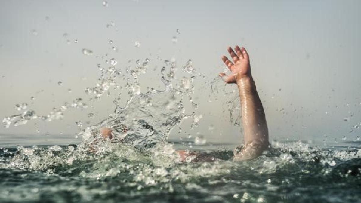 Trascinati al largo dalla corrente: sei studenti salvati dai bagnini