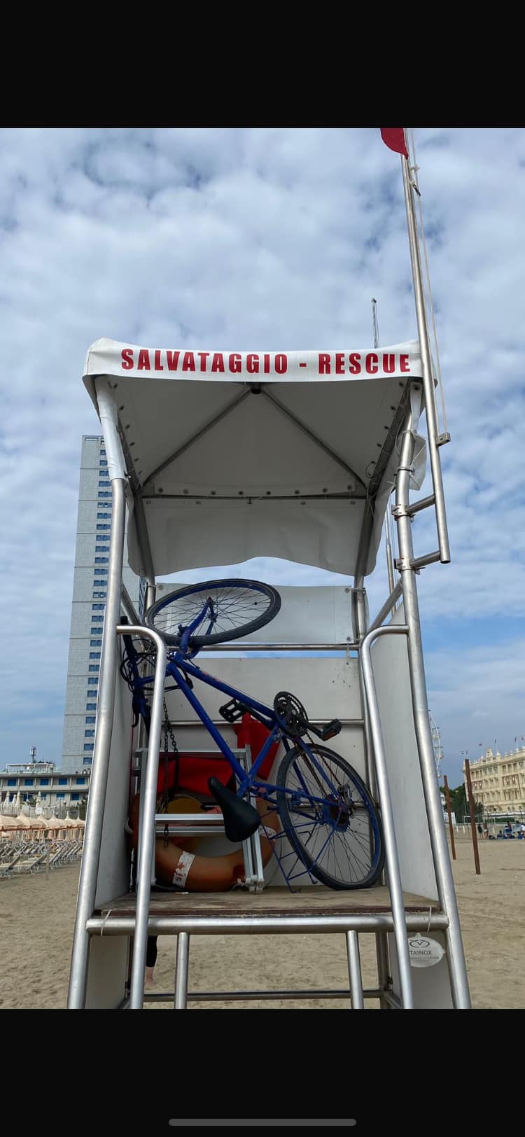 Nasconde la bici rubata sulla torretta di un bagnino di salvataggio