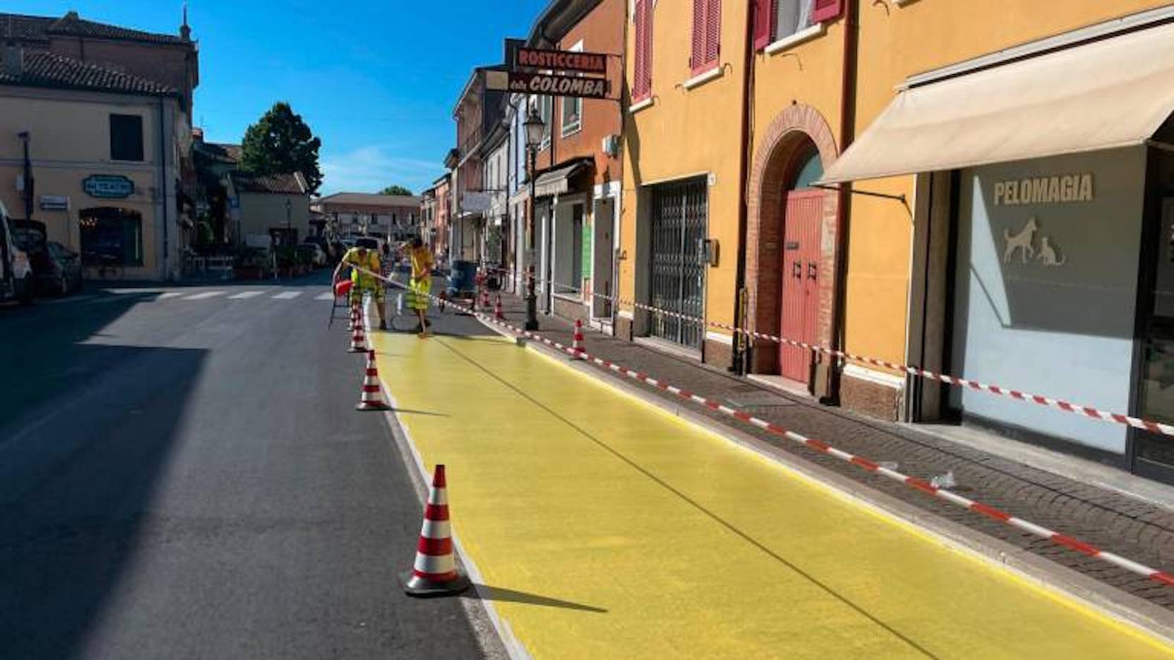 Ridipinta di giallo la pista ciclabile di via Mazzini e via Saffi