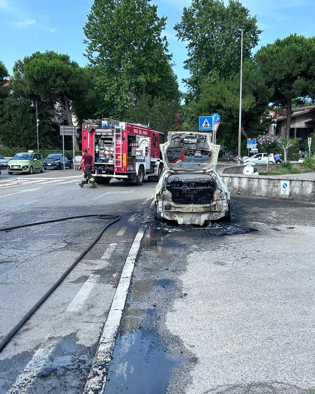 Auto in fiamme, chiuso ieri il sottopasso di viale Trento. Traffico in tilt