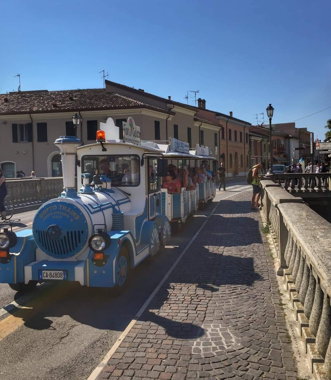 Blocca il trenino turistico, ubriaco denunciato per violenza e resistenza