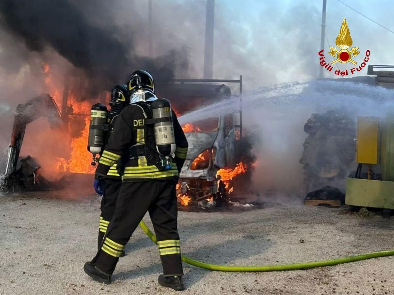 Pompieri a Sala, incendio in un deposito della Tecnosonda