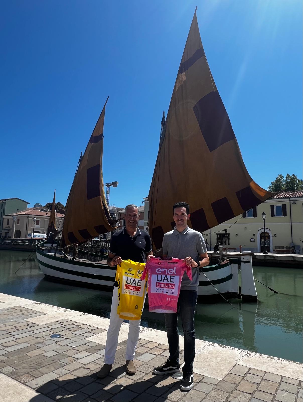 Agostini dona al sindaco la maglia rosa e la maglia gialla di Tadej Pogacar