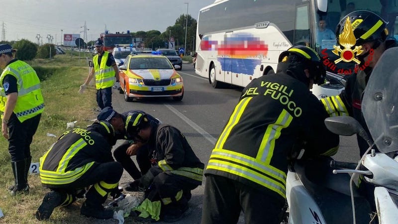 Incidente in Adriatica: scontro tra uno scooter e un camper