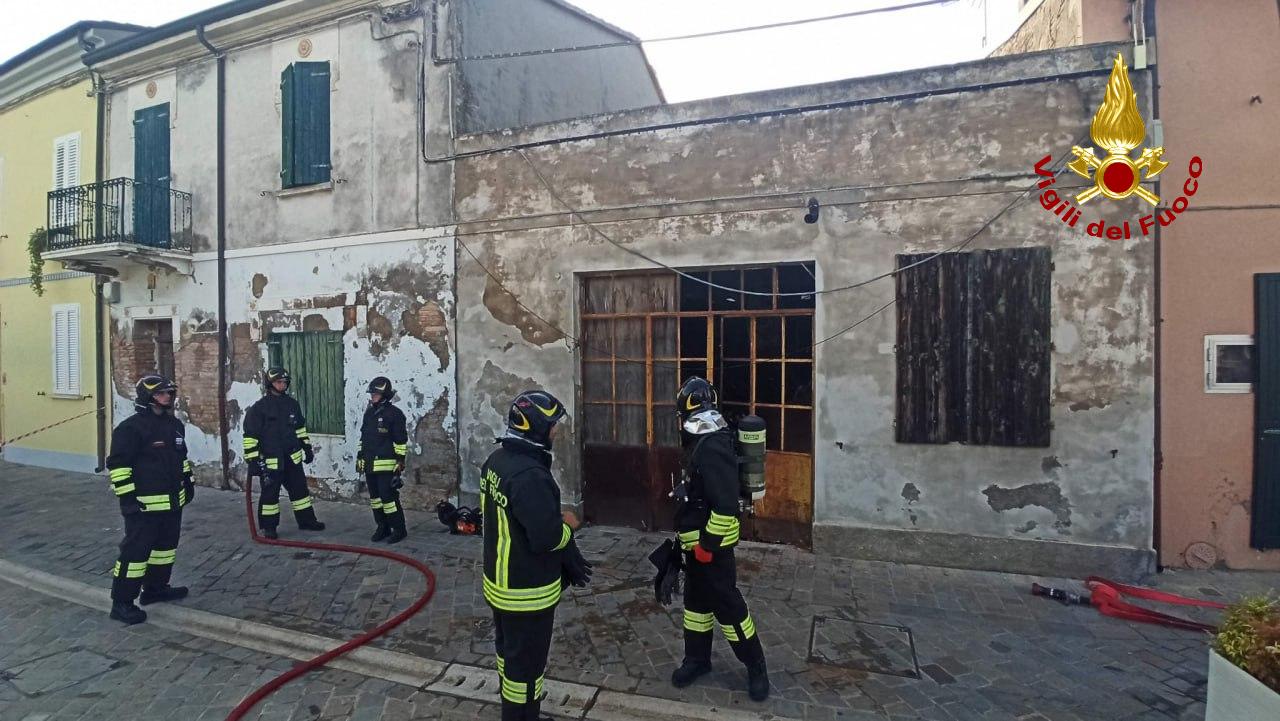 Corto circuito in un magazzino dismesso: pompieri domano incendio