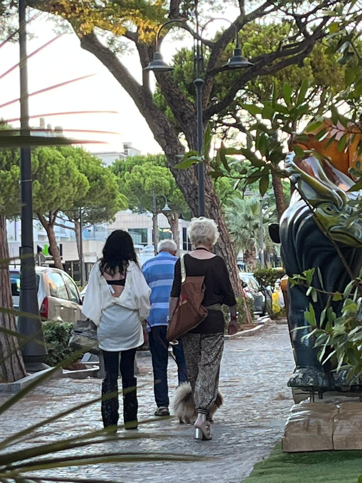 Wanna Marchi e la figlia Stefania a passeggio sul lungomare Carducci