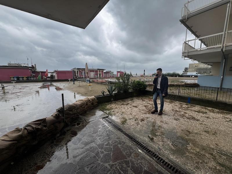 La spiaggia colpita dal maltempo: da ottobre le dune protettive