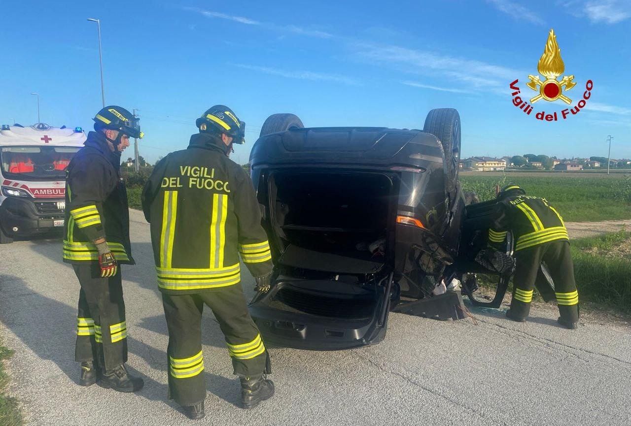 Auto si ribalta: vigili del fuoco ieri in via Cantalupo