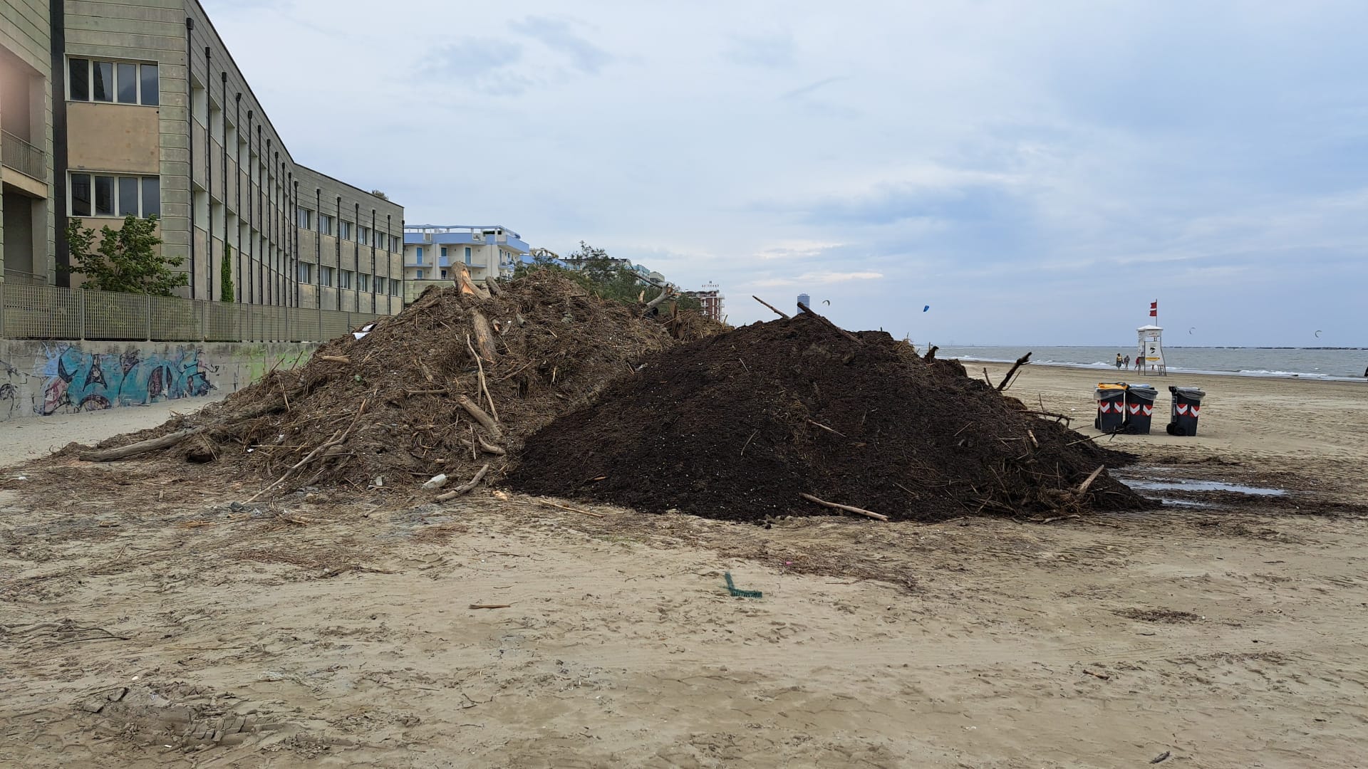 Maltempo, rimossi 2000 metri cubi di detriti dalla spiaggia di Cesenatico