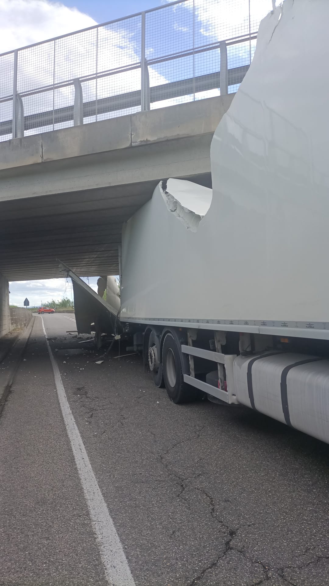 Un altro camion resta incastrato nel sottopasso di viale Trento